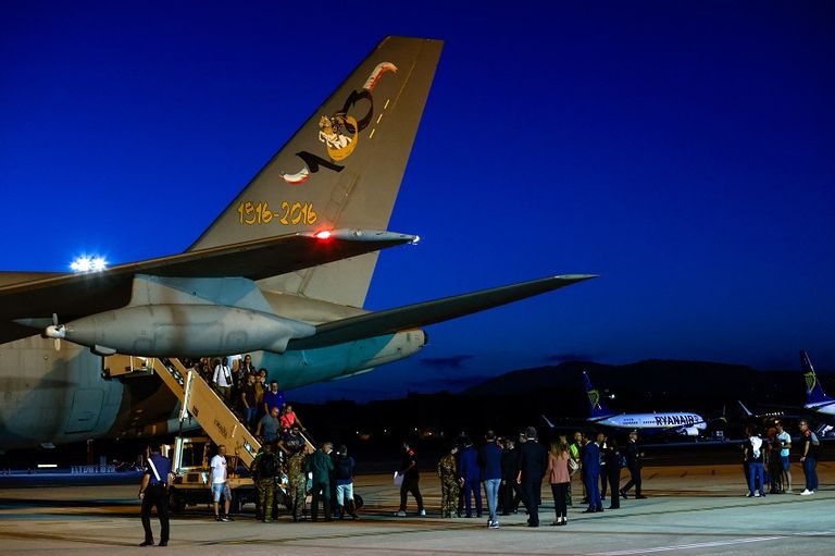 رعايا أوروبيون في طابور خارج مطار بنيامي- ا ف ب