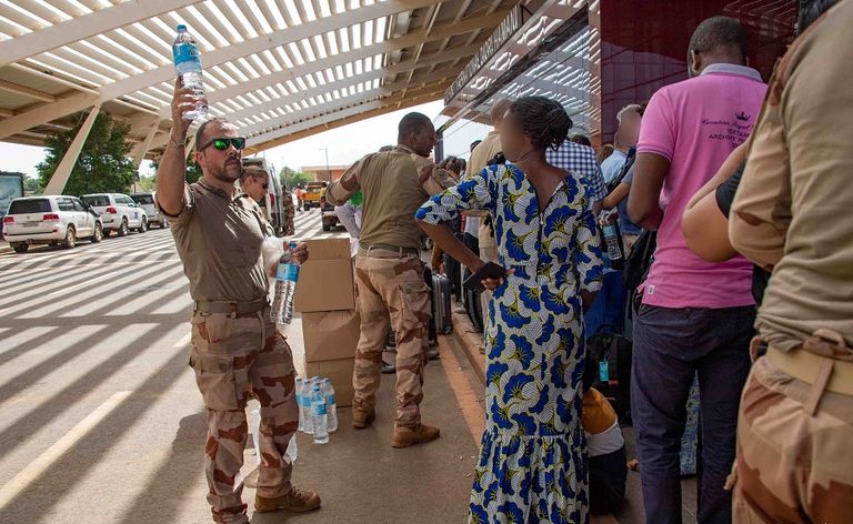 رعايا أوروبيون في طابور خارج مطار بنيامي- ا ف ب