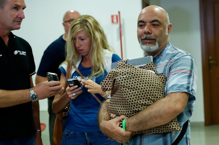 رعايا أوروبيون في طابور خارج مطار بنيامي- ا ف ب