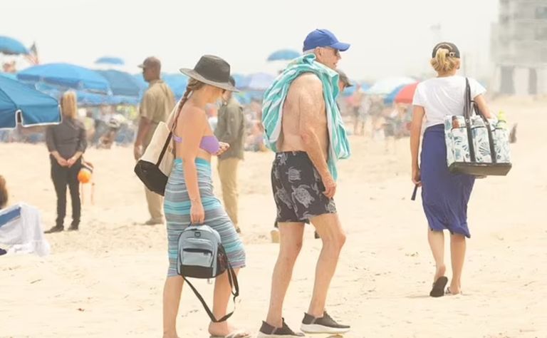 بايدن وزوجته على الشاطئ