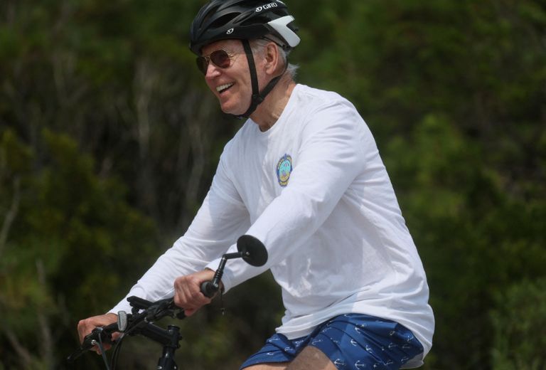 بايدن وزوجته على الشاطئ