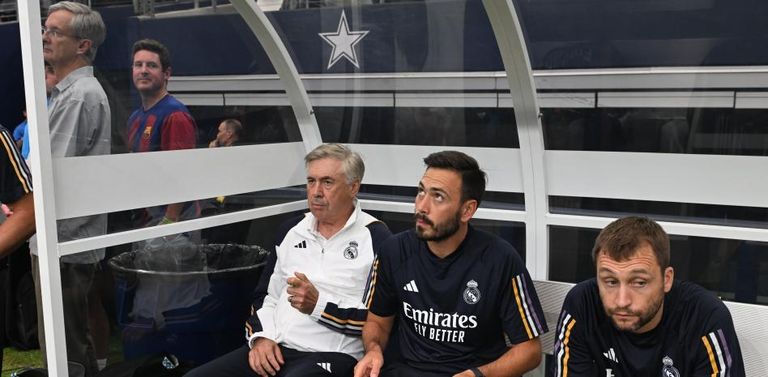 كارلو أنشيلوتي والجهاز الفني للريال صورة من مباراة ريال مدريد ويوفنتوس