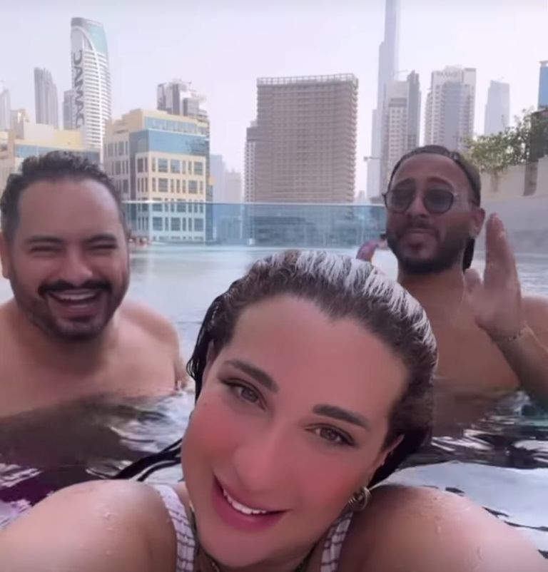 أسماء شريف منير في حمام السباحة