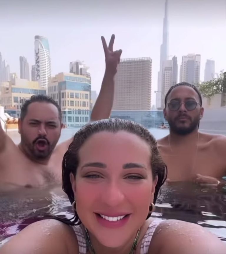 أسماء شريف منير في حمام السباحة