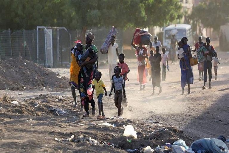 سودانيون يسيرون بين ركام ودمار الاشتباكات