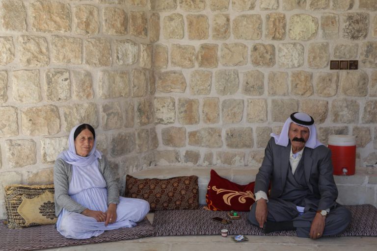 إيزيديون عراقيون يزورون معبد لالش