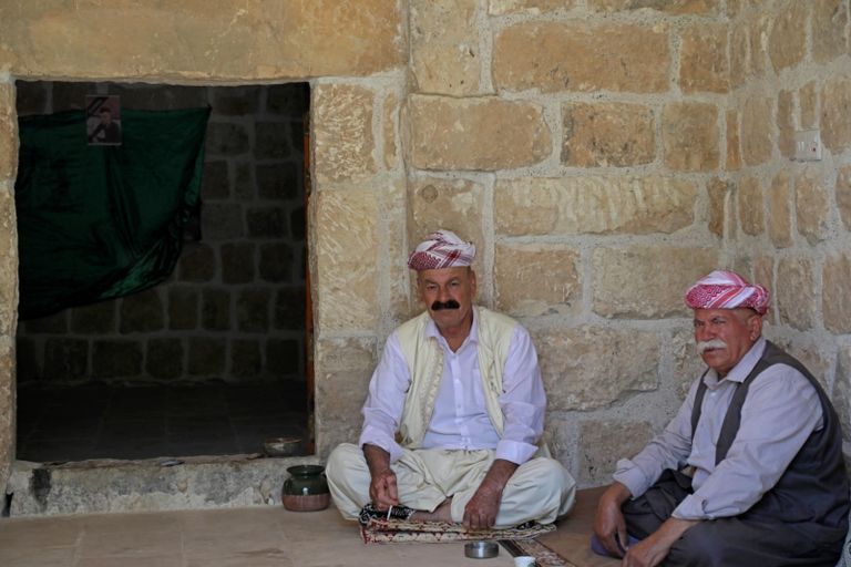 إيزيديون عراقيون يزورون معبد لالش