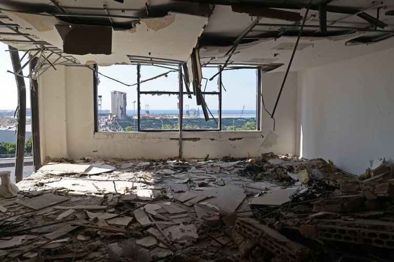 مبنى مدمر جراء الانفجار