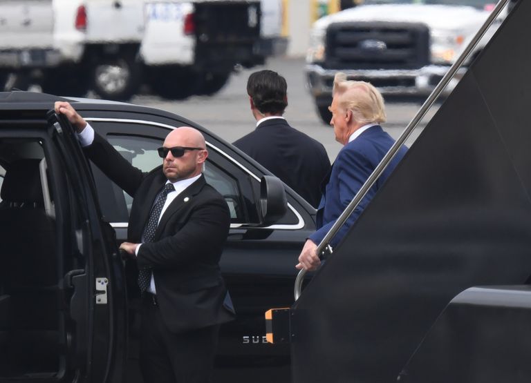 دونالد ترامب في طريقه إلى المحكمة
