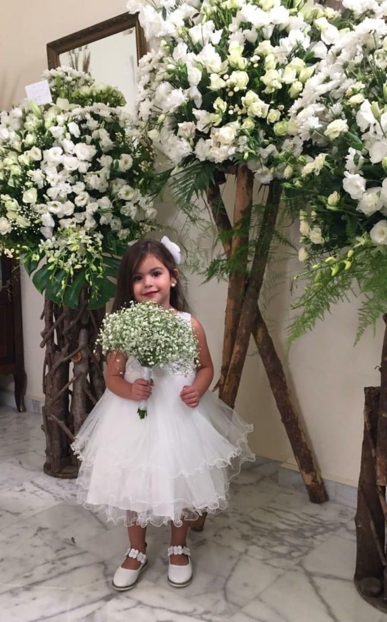 الطفلة نايا تحتضن والدتها