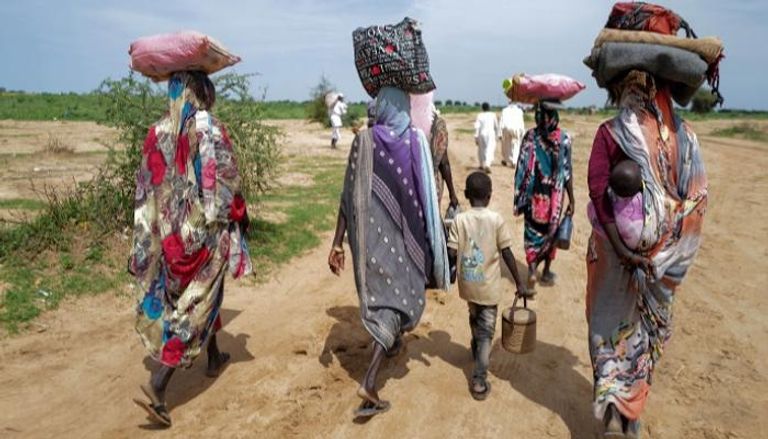 سودانيون يفرون من دارفور بسبب الاشتباكات