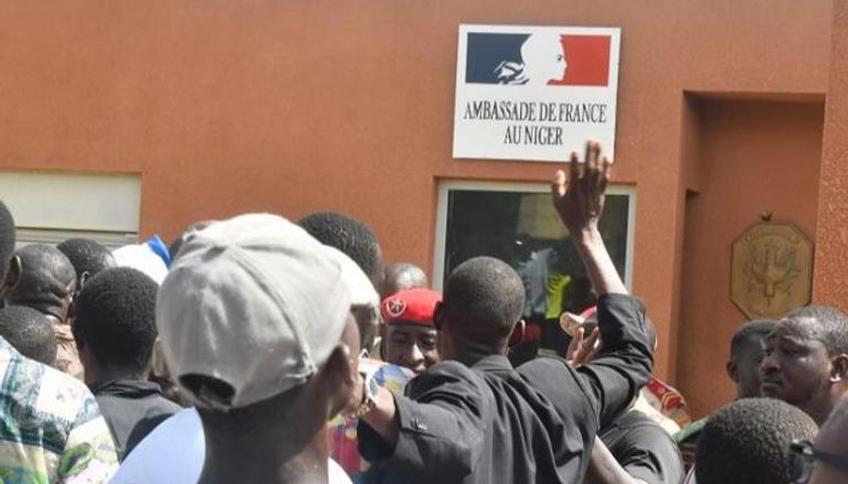مظاهرة مؤيدة للانقلاب أمام سفارة فرنسا في نيامي
