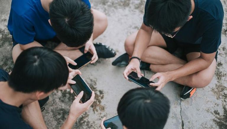 استخدام الهواتف المحمولة ينتشر بين المراهقين 