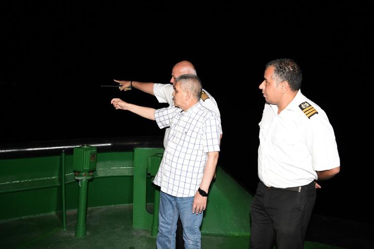 الفريق أسامة ربيع رئيس هيئة قناة السويس وسط فريق إنقاذ بحري