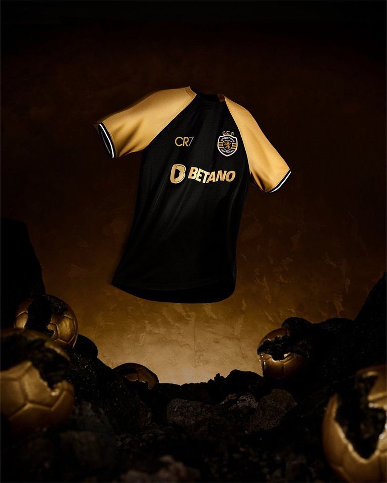 القميص الثالث لسبورتنغ لشبونة يحمل اسم كريستيانو رونالدو كريستيانو رونالدو بقميص سبورتنغ لشبونة