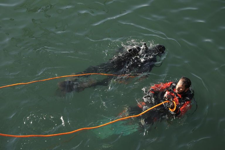 أعمال انتشال الناقلة الغارقة  أعمال انتشال الناقلة الغارقة