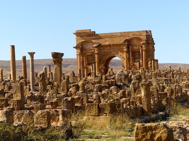 تيمقاد مدينة تاريخية تقع في ولاية قسنطينة بالبلاد وتعتبر من أشهر المدن السياحية في الجزائر منطقة يمّا قورايا بولاية بجاية الجزائرية الساحلية - أرشيفية