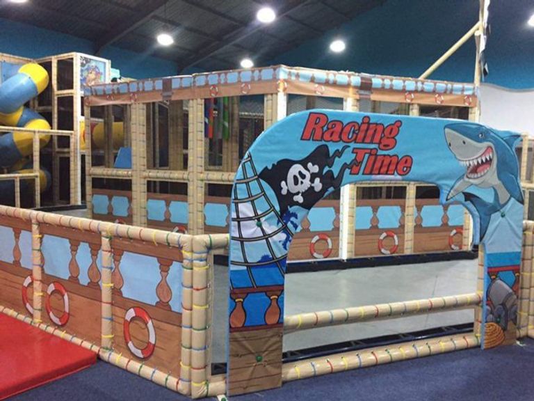 قاعة "Parc aux Pirates" من أفضل أماكن ترفيهية للعائلات في الجزائر. منطقة يمّا قورايا بولاية بجاية الجزائرية الساحلية - أرشيفية