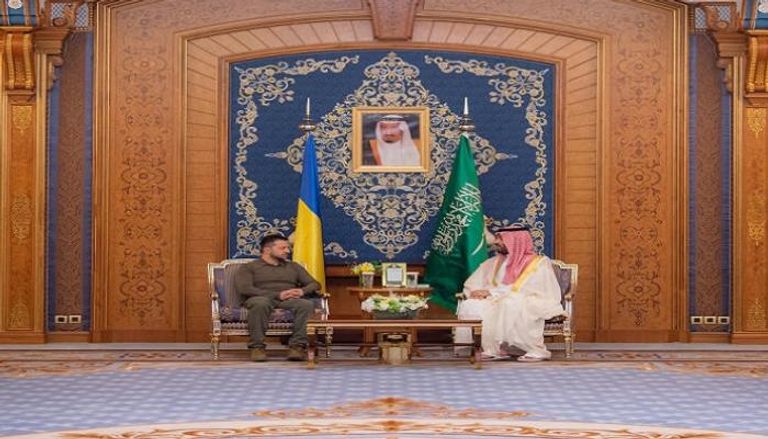 لقاء سابق بين ولي عهد السعودية محمد بن سلمان ورئيس أوكرانيا فولوديمير زيلينسكي