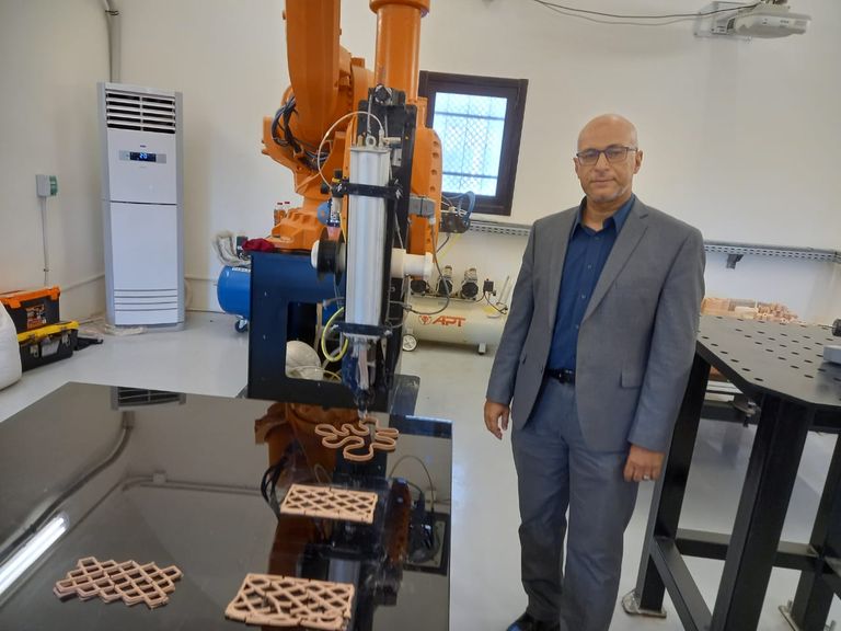 شريف عبد المحسن، رئيس قسم العمارة ومدير معمل التصنيع الروبوتي بقسم العمارة بالجامعة الأمريكية بالقاهرة