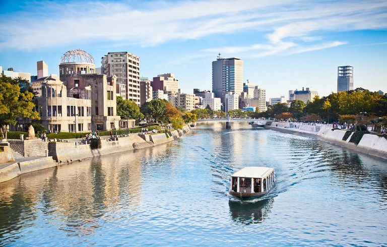 رجل يقف وسط هيروشيما بعد تدميرها بالقنبلة النووية