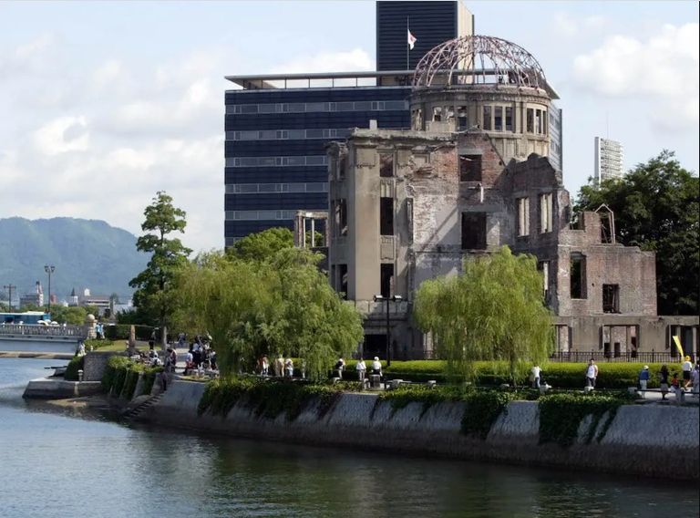 رجل يقف وسط هيروشيما بعد تدميرها بالقنبلة النووية