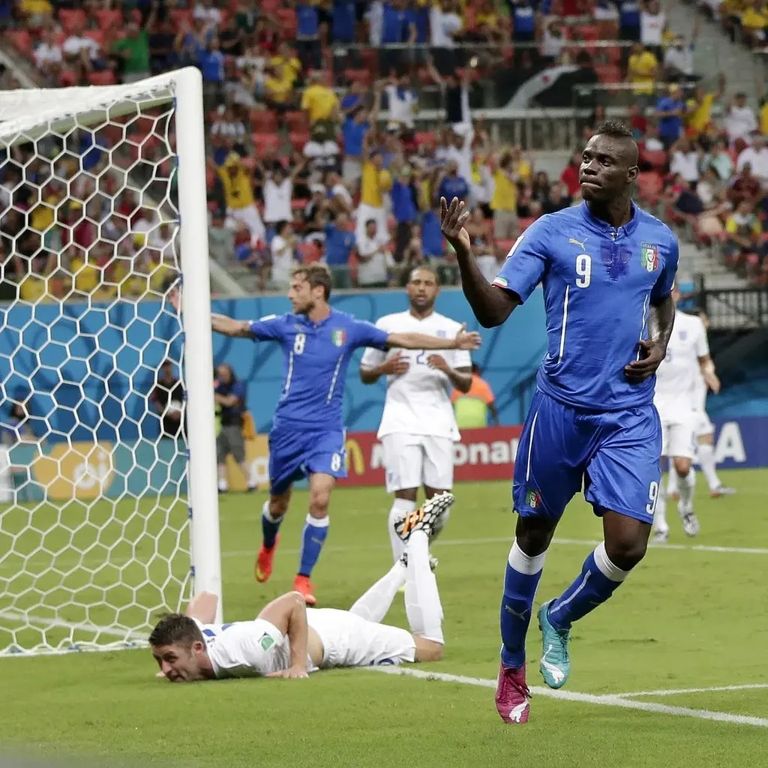 بالوتيلي خلال مباراة إيطاليا وإنجلترا في كأس العالم 2014 من مباراة إنجلترا ونيجيريا في كأس العالم للسيدات 2023