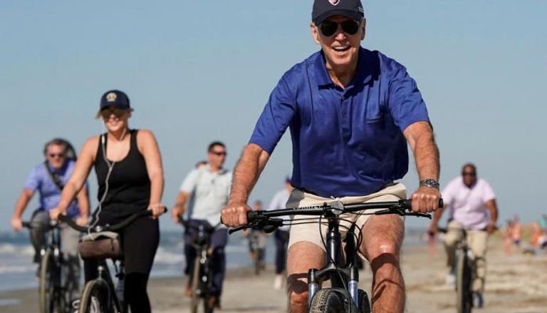 الرئيس الأمريكي جو بايدن  يقود دراجة هوائية