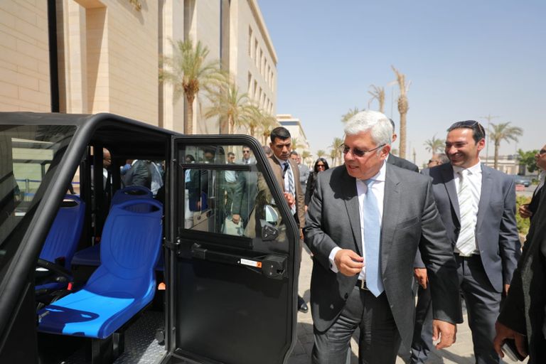 توقيع عقود تصميم وتصنيع أول سيارة كهربائية مصرية محلية الصنع توقيع عقود تصميم وتصنيع أول سيارة كهربائية مصرية محلية الصنع