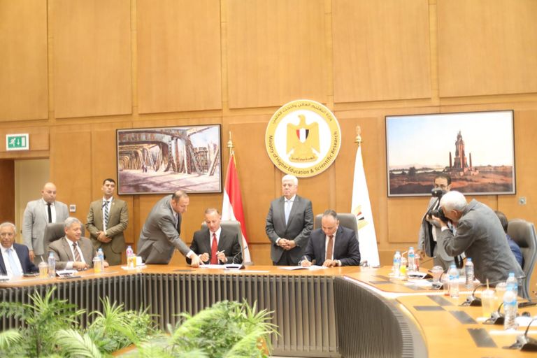 توقيع عقود تصميم وتصنيع أول سيارة كهربائية مصرية محلية الصنع توقيع عقود تصميم وتصنيع أول سيارة كهربائية مصرية محلية الصنع