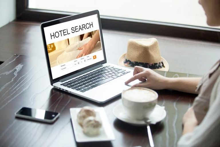 [صورة: 140-232347-tips-when-booking-a-hotel-online-4.jpeg]