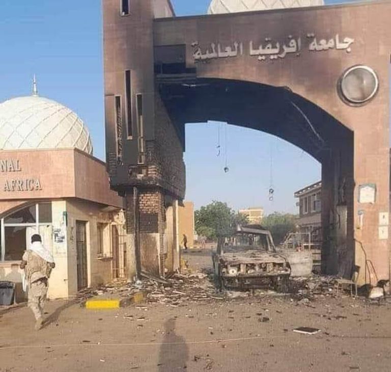 مشهد من الدمار داخل القصر الرئاسي بالخرطوم