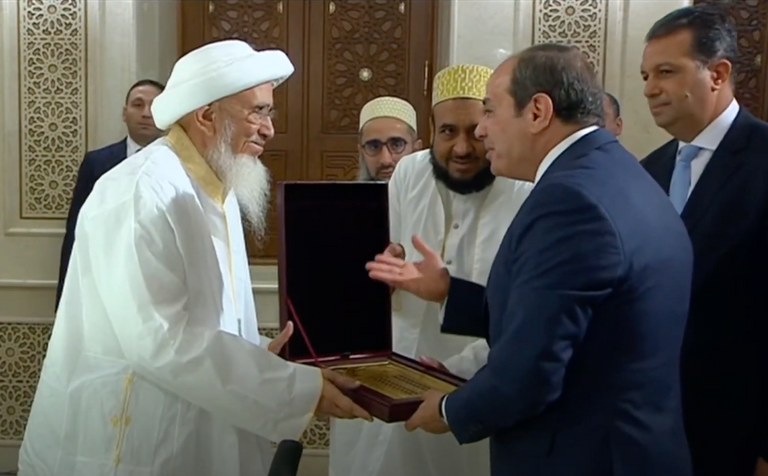 الرئيس المصري خلال افتتاح المسجد بعد ترميمه