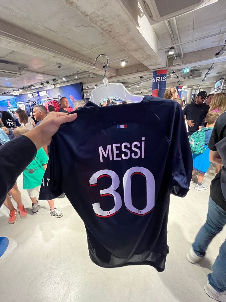 124 190840 messi psg tshirt picture leave 2