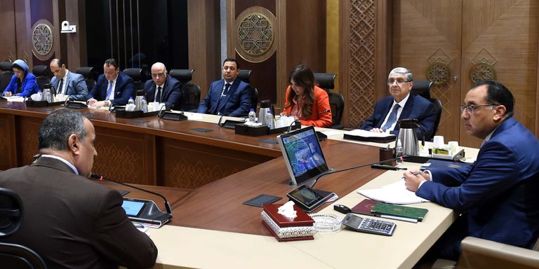 رئيس الوزراء المصري أثناء الاجتماع رئيس الوزراء المصري أثناء الاجتماع