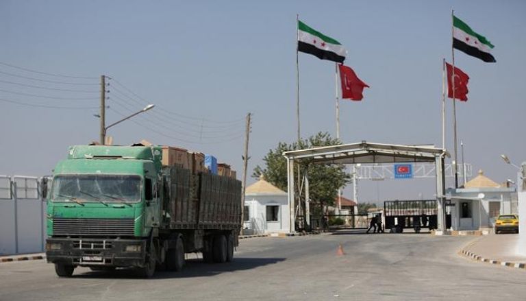 شاحنة سورية تنقل بضائع تركية تدخل من معبر باب السلام - رويترز