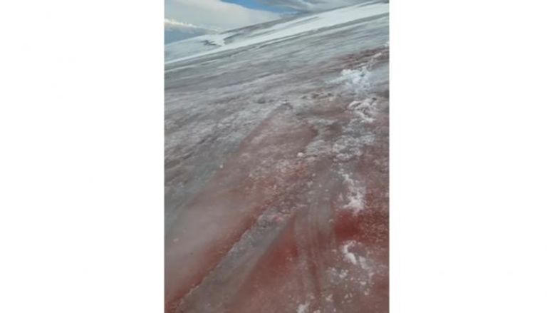 النهر الجليدي مصبوغ باللون الأحمر