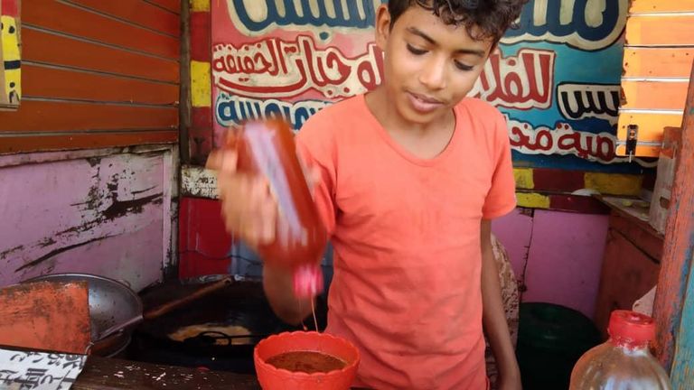 طفل يمني يعمل في مطعم