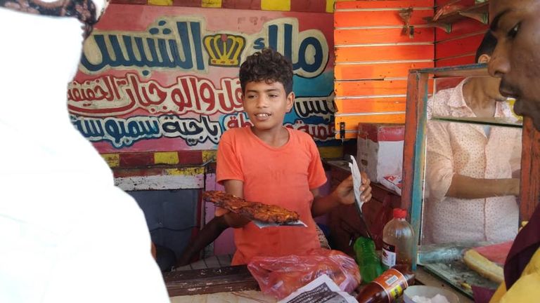 طفل يمني يعمل في مطعم