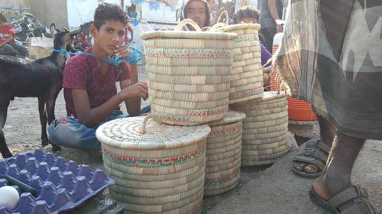 طفل يمني يعمل في مطعم