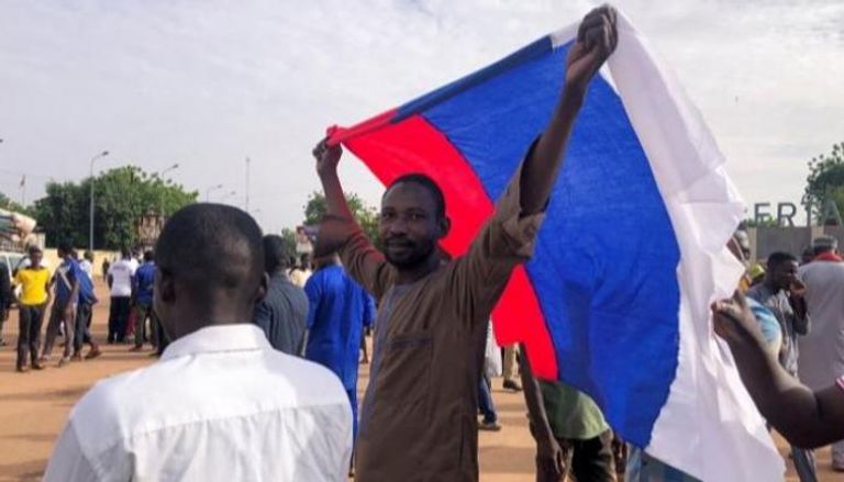 متظاهر مؤيد للانقلاب في النيجر يرفع علم روسيا