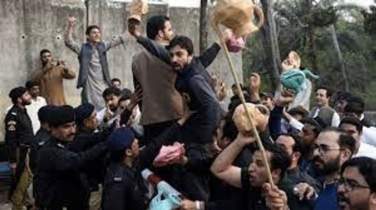 أنصار خان خلال تجمع احتجاجي في لاهور - أرشيفية