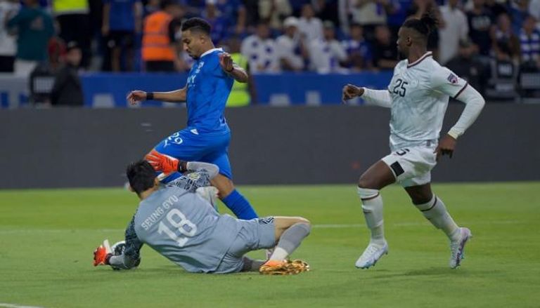 من مباراة الهلال والشباب في البطولة العربية