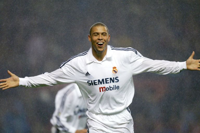 رونالدو بقميص ريال مدريد تيبو كورتوا حارس مرمى ريال مدريد