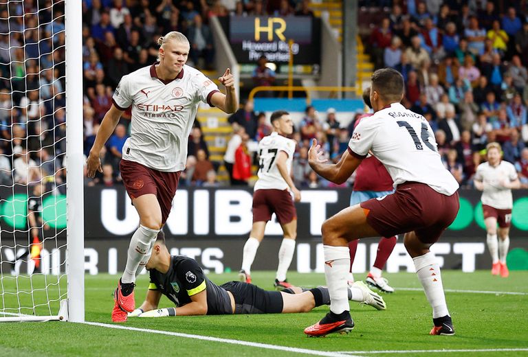 إيرلينغ هالاند في مباراة مانشستر سيتي وبيرنلي إيرلينغ هالاند وبيب غوارديولا في مانشستر سيتي