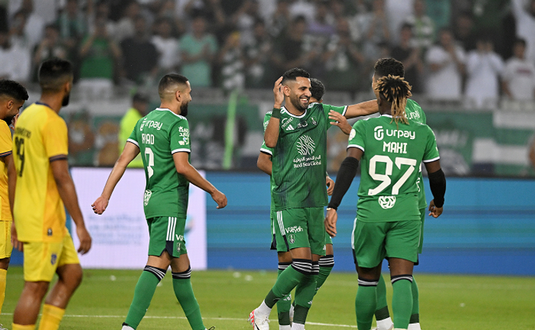 رياض محرز روبرتو فيرمينو مهاجم أهلي جدة