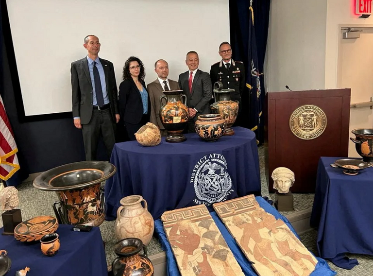 الآثار المسروقة