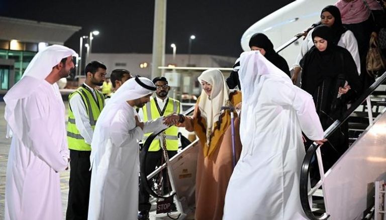 جانب من رحلات الإجلاء الإماراتية للأكثر احتياجا