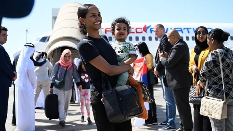 جانب من رحلات الإجلاء الإماراتية للأكثر احتياجا