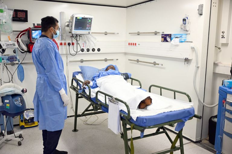 جانب من رحلات الإجلاء الإماراتية للأكثر احتياجا